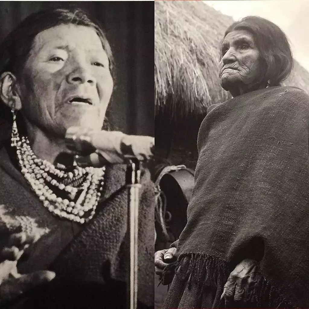 Dos fotografías en blanco y negro de una mujer mayor. A la izquierda, está hablando por un micrófono y lleva un collar de cuentas. A la derecha, está envuelta en un chal y parada afuera, cerca de un techo de paja.